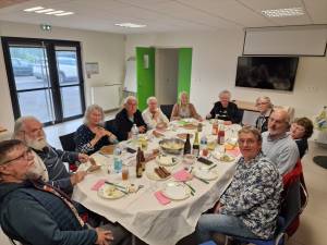 Les bénévoles des Noyales et de LAGC à la pause repas